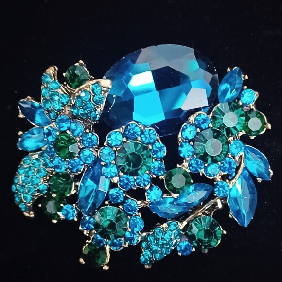Eye Catching Blue Rhinestone Brooch - Picture 1 of 4